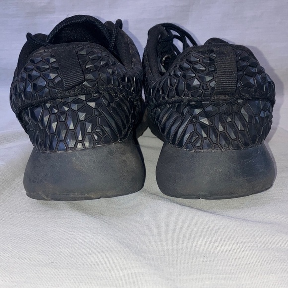 Nike 6 1/2 Women’s Roshe one triple Black Textured Sneakers - Picture 5 of 14